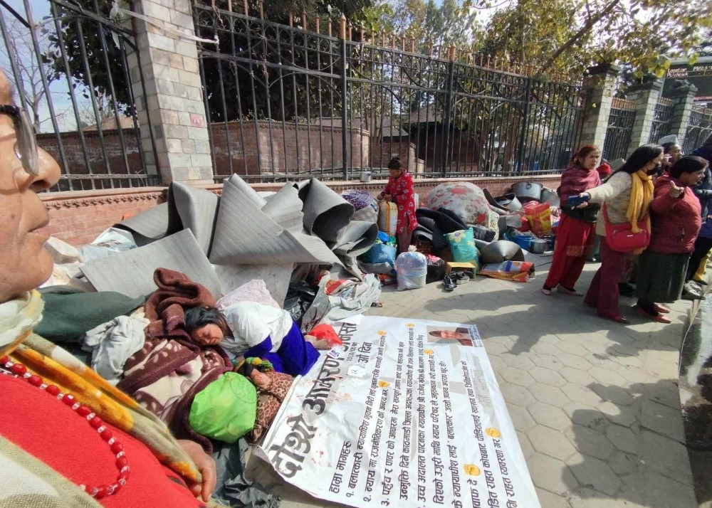 शान्ति बाटिकामा धर्ना बसेकालाई नगर प्रहरीले हटायो, आरती रावलद्वारा विष सेवनको प्रयास