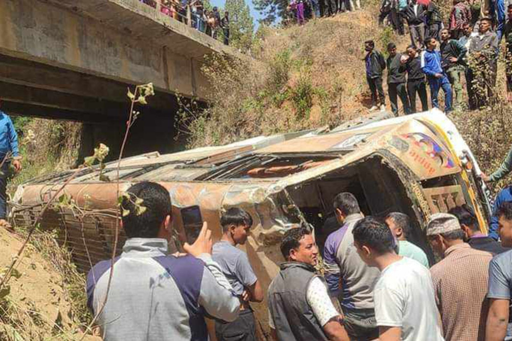 सल्यानमा बस दुर्घटनाः १४ जना घाइते, चारको अवस्था गम्भीर