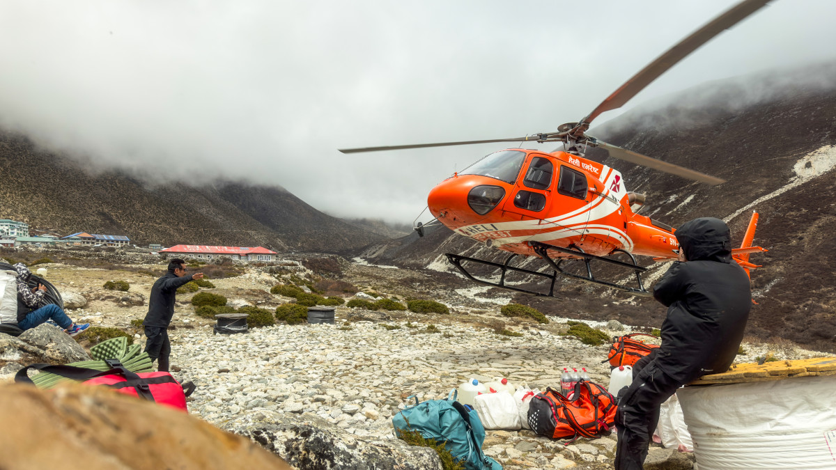 helicopter-flying_1c447b4b.jpg