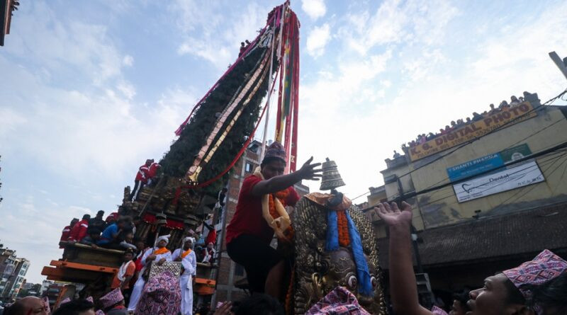 रातो मच्छिन्द्रनाथको रथ पुल्चोकबाट पाटनको गाबहाल पुर्‍याइँदै