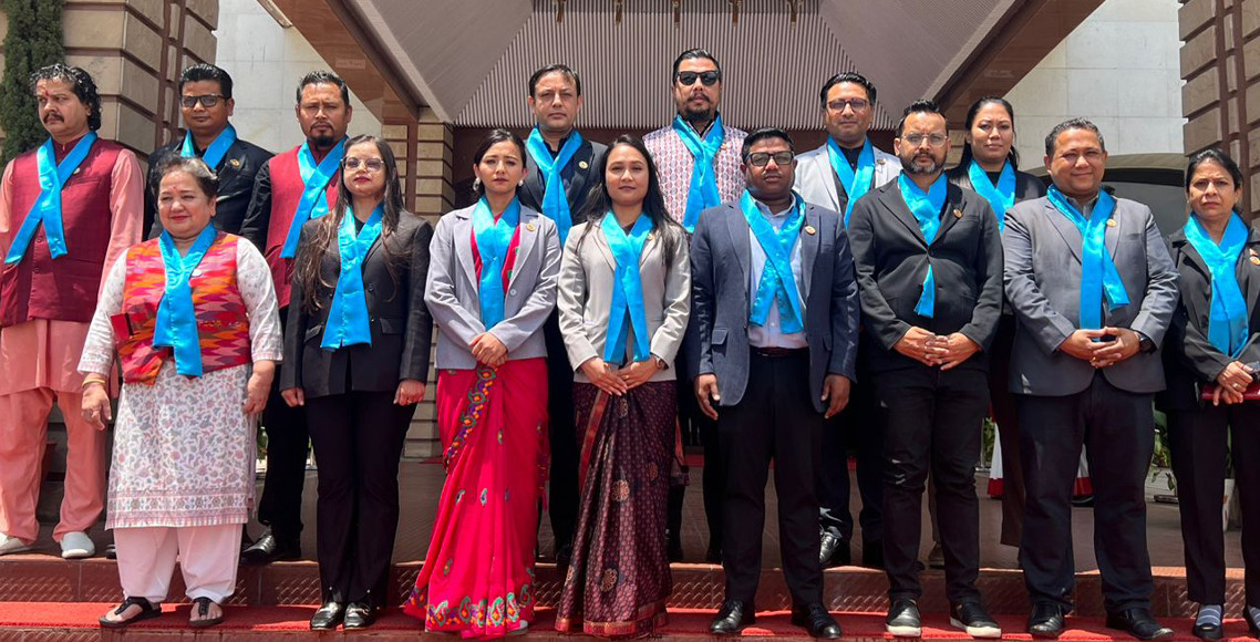 ‘नील रिबन’ लगाएर सदन गए रास्वपाका सांसदहरू