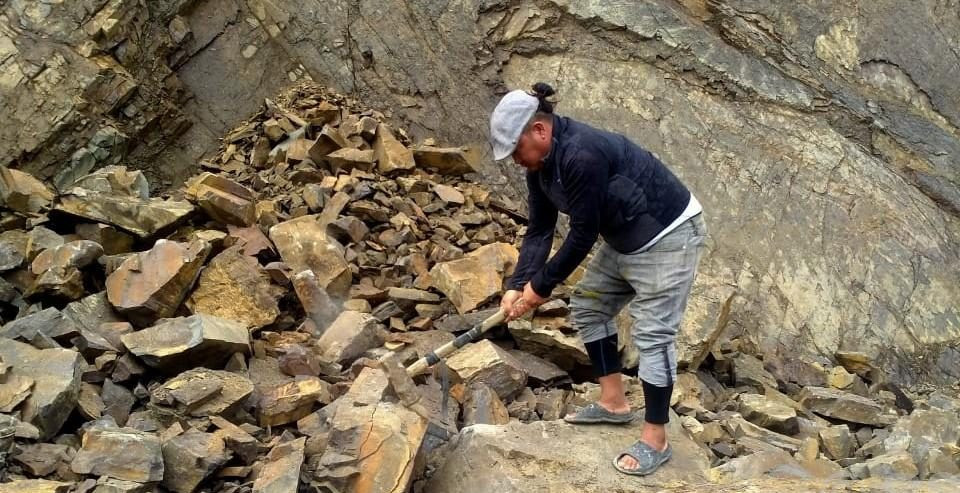 चट्टानसहितको पहिरो खस्दा कागबेनी-कोरला सडक अवरुद्ध