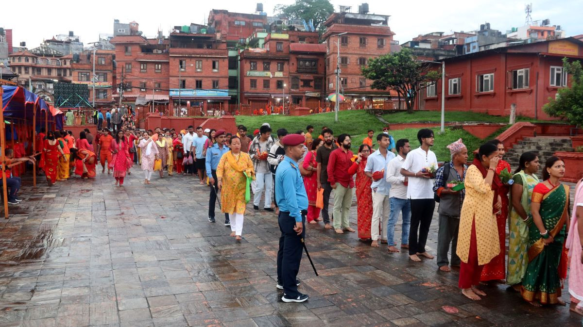 पशुपतिनाथ मन्दिरसहित शिवालयमा भक्तजनको भीड