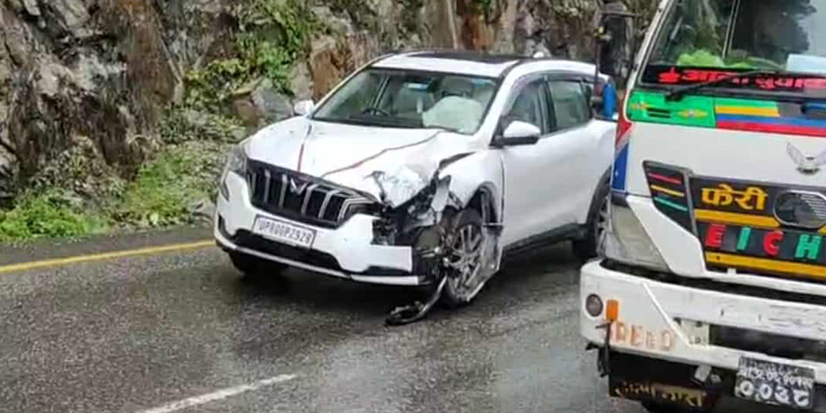 चलिरहेको कारमाथि  खस्यो ढुंगा !