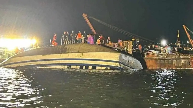 हालोङ खाडीमा डुंगा पल्टिँदा ३७ जनाको ज्यान गयो
