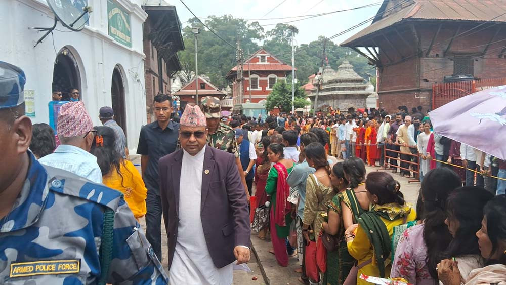 मन्त्री पाण्डेले गरे पशुपतिनाथ परिसरको अनुगमन