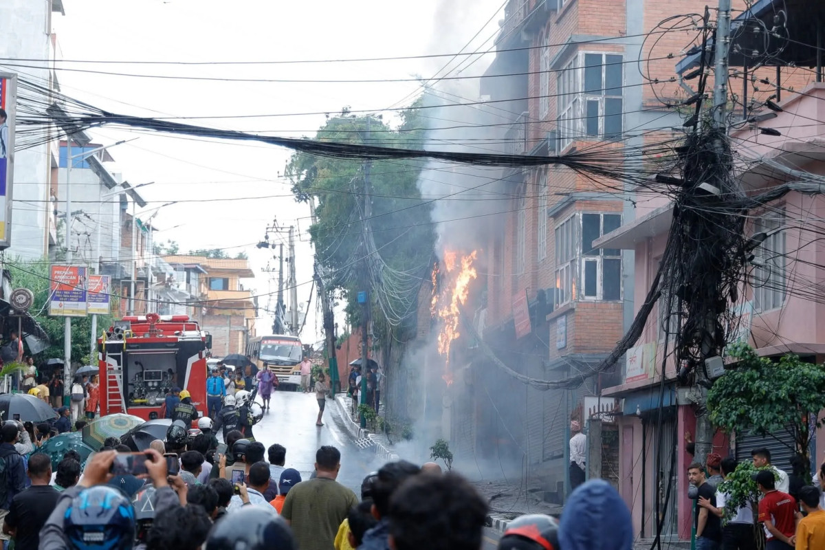 बानेश्वरमा  बिजुलीको खम्बामा आगलागी