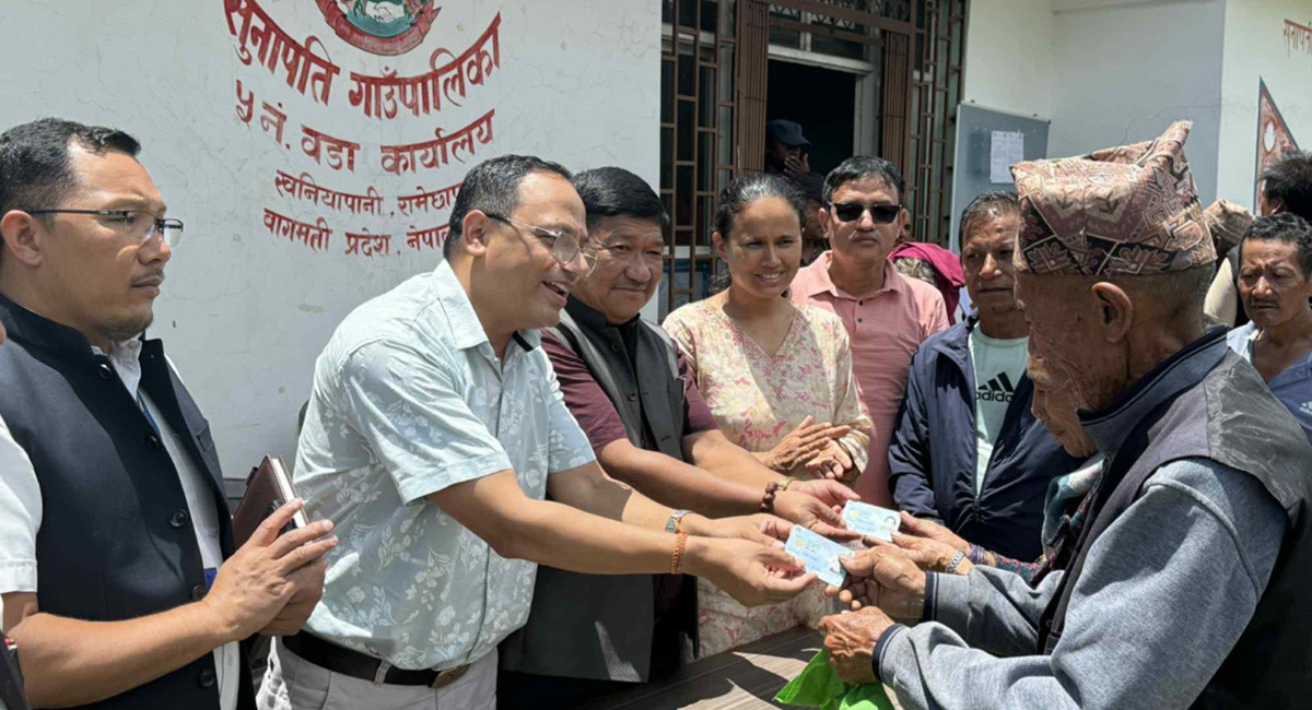 घरमै पुगेर नागरिकताको प्रमाणपत्र वितरण
