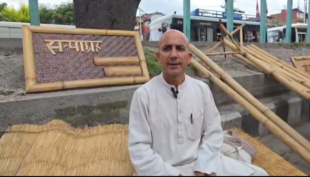 दिक्तेल रुपाकोट मझुवागढीका मेयर शिर मुण्डन गरेर सत्याग्रहमा