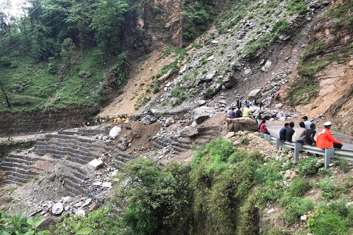 वर्षाका कारण देशभरका आठ राजमार्ग पूर्ण रूपमा अवरुद्ध