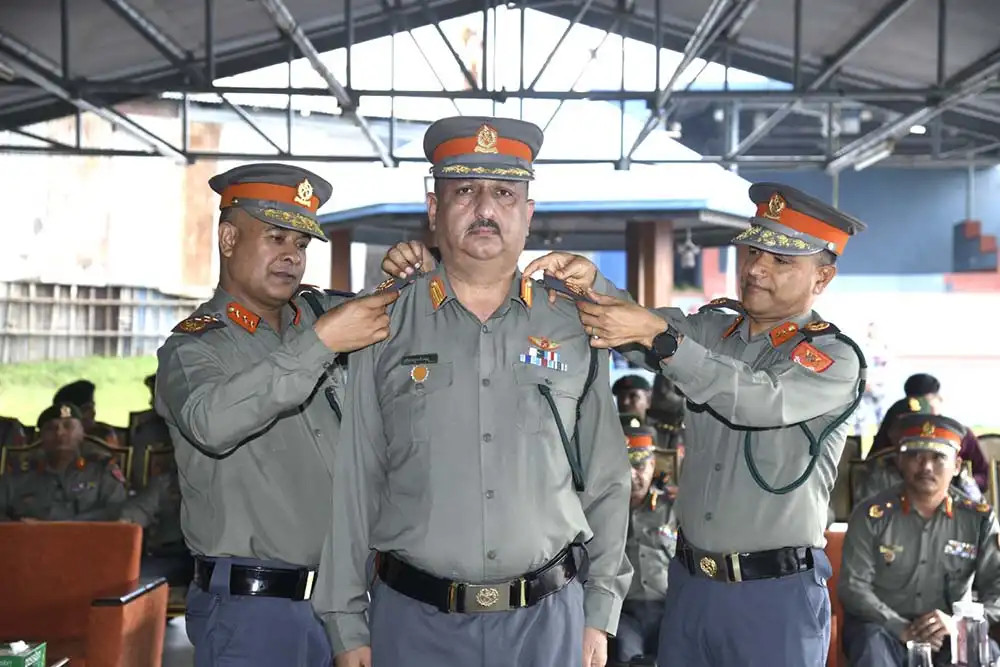 सशस्त्र प्रहरी महानिरीक्षक अर्यालबाट दर्ज्यानी चिन्ह प्रदान