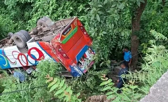 तनहुँको ऐना पहरामा यात्रुबाहक बस दुर्घटना