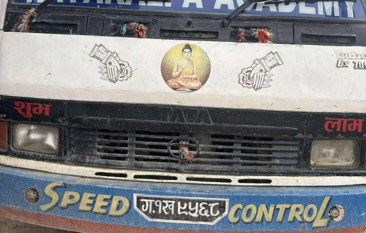 गुडिरहेको बसबाट लडेर विद्यार्थीको मृत्यु