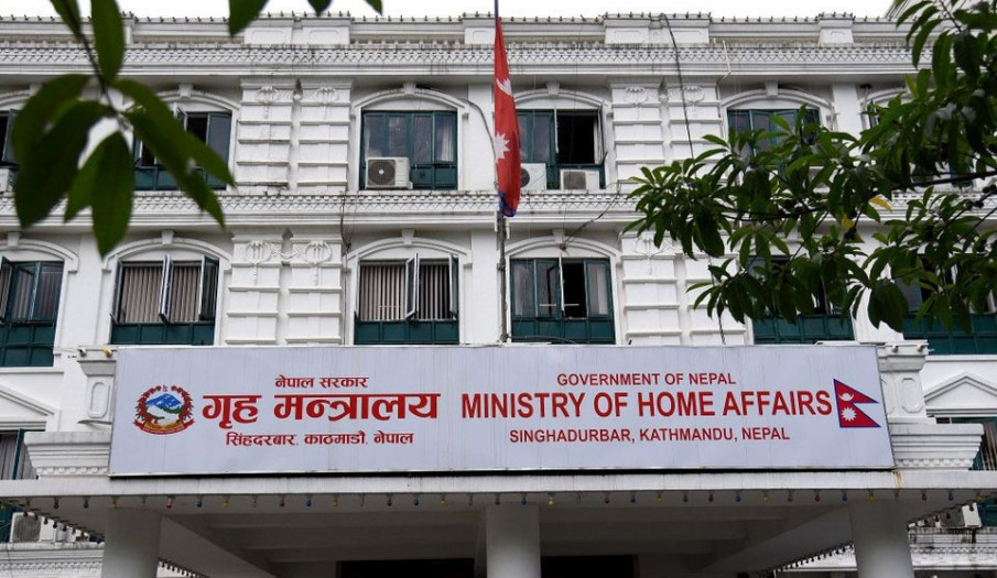 कर्मचारी खटनपटनमा गृहको कडाईः शाखा अधिकृतसहित दुई कर्मचारीको गैलकट्टी