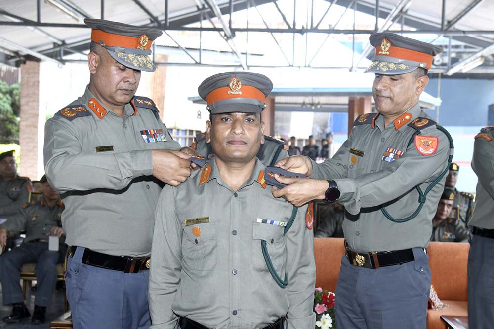 सशस्त्र प्रहरी महानिरीक्षक अर्यालबाट दर्ज्यानी चिन्ह प्रदान