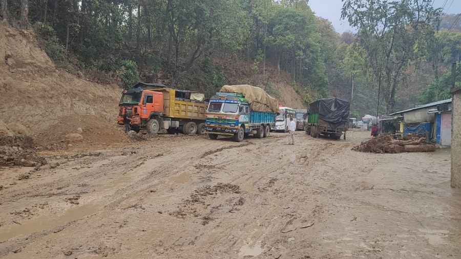 काठमाडौं-मन्थली सडक अवरुद्ध