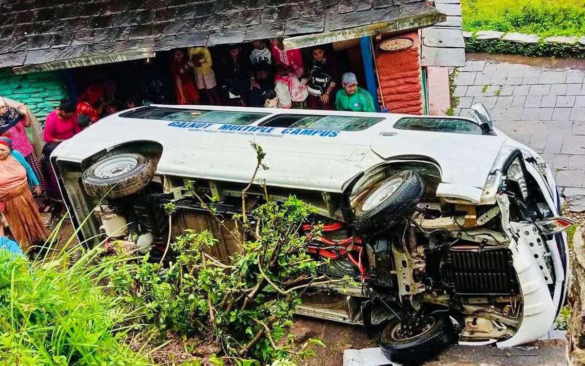 विद्यार्थी बोकेको भ्यान दुर्घटना