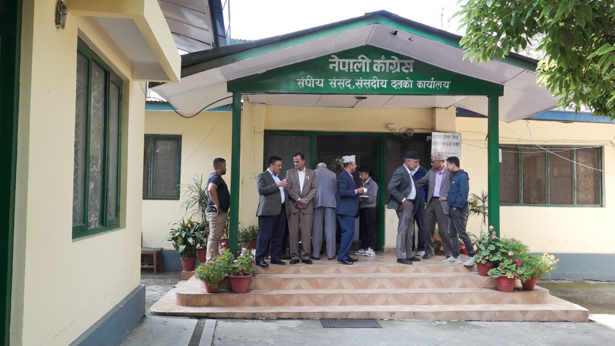 नेपाली कांग्रेसको पदाधिकारी बैठक बस्दैँ