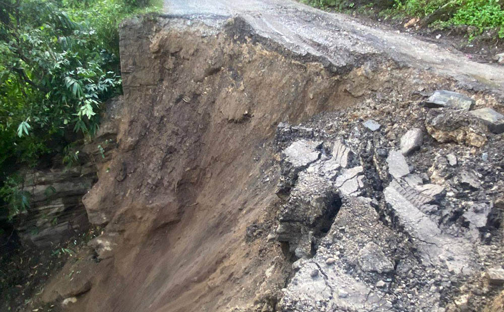 कालिकोटको कालेखोलामा सडक भत्किँदा सडक अवरुद्ध