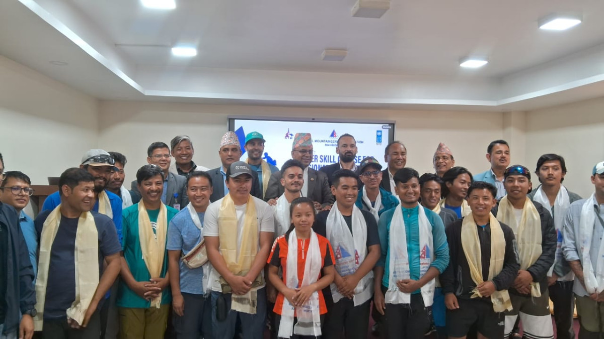 पहिलो पटक अपी हिमाल आरोहण गर्न लागेका १५ आरोहीलाई गरियो बिदाइ