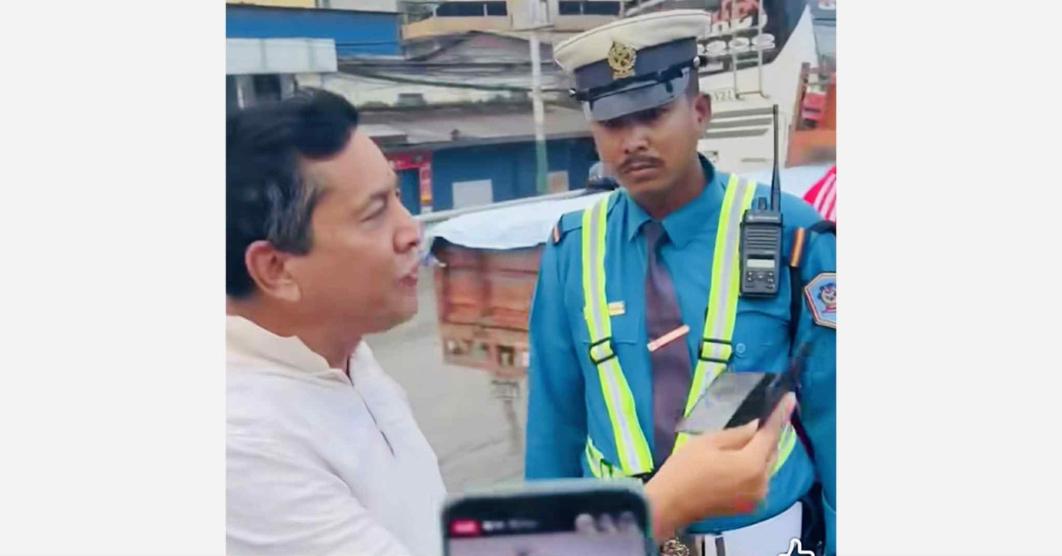 ट्राफिक प्रहरीमाथि ‘आर्थिक आतंक’ को आरोप : व्यापारी र व्यवसायीले भने 'यो षड्यन्त्र  हो'