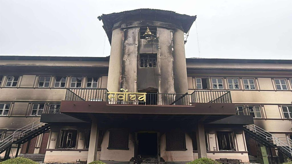 सर्वोच्च अदालतको आगो निभाउन महानगरपालिकाको दमकल