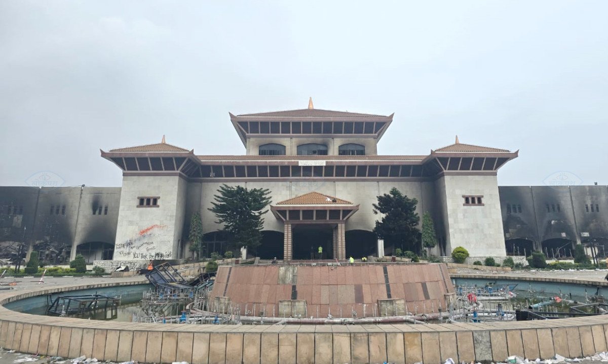 खण्डहर बनेर उभिएको संसद भवन